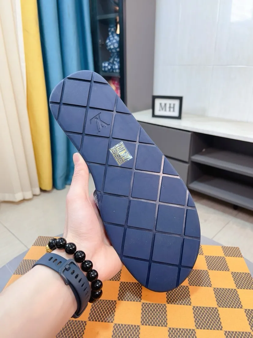 Men's shoes 💰340🌹🌹 (lv-Louis Vuitton) New men's slippers, high-end boutique, exquisite embossed logo decoration on the upper, fine workmanship, super soft soles, casual, loose and comfortable, a must-have in summer! \nsize：38-44